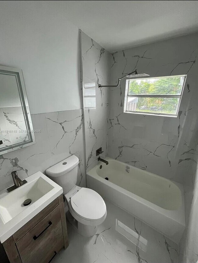 Foto del edificio - 2726 NW 4th Ct