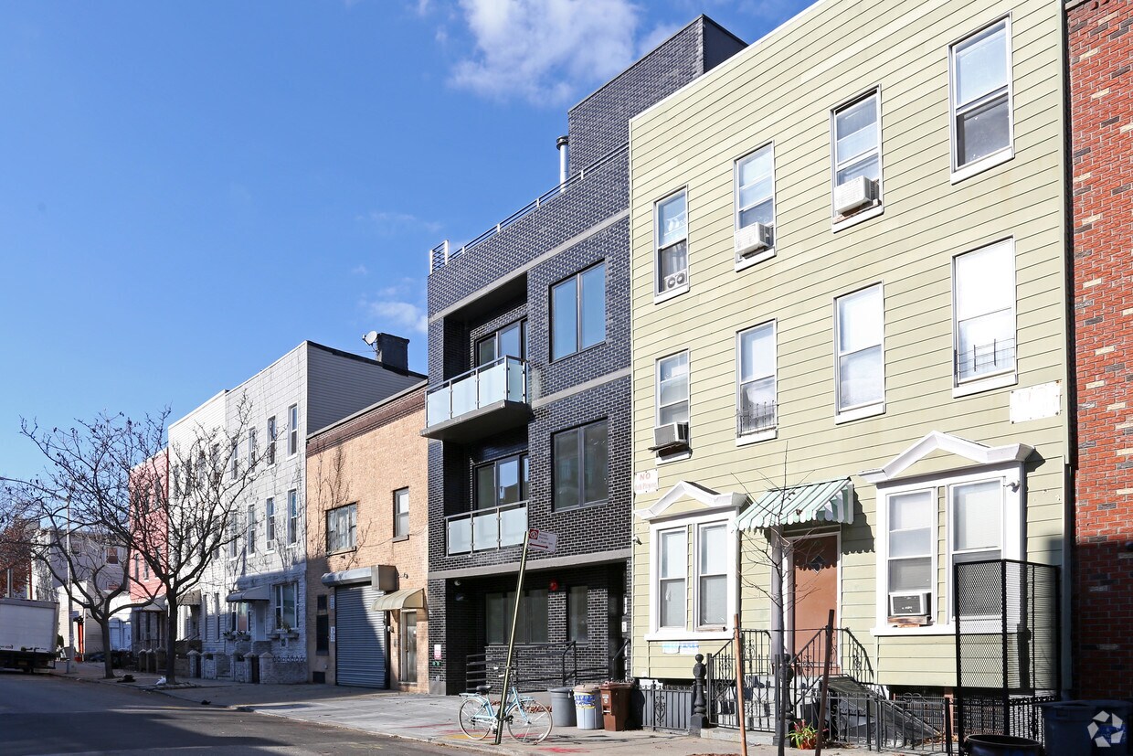 Building Photo - 183 Huron St