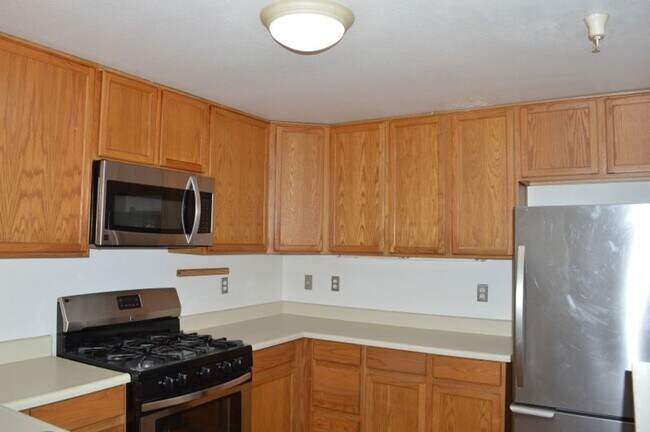 Foto del edificio - Spacious Three-Bedroom Two-Story Townhome with Garage and Private Yard