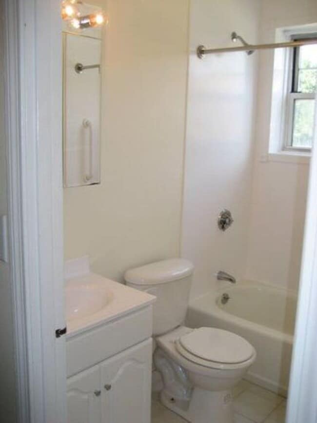 Building Photo - 2 bedroom Rt-9 Framingham