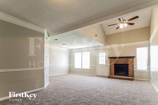 Building Photo - 5885 Ridgehill Dr