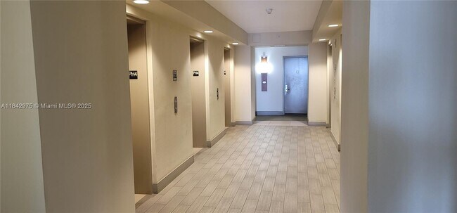 Building Photo - 1750 N Bayshore Dr