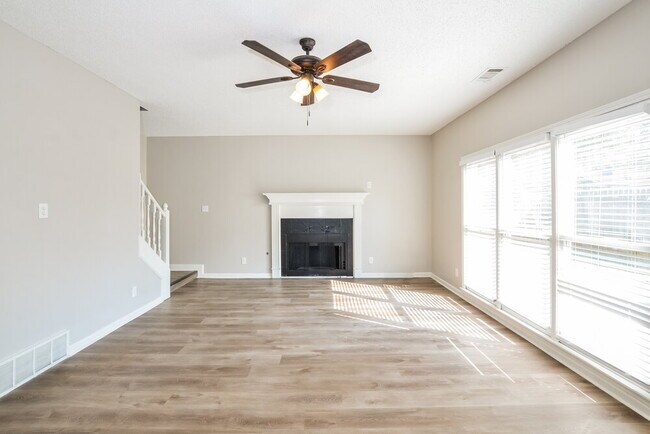 Foto del edificio - 2033 Oak Springs Dr