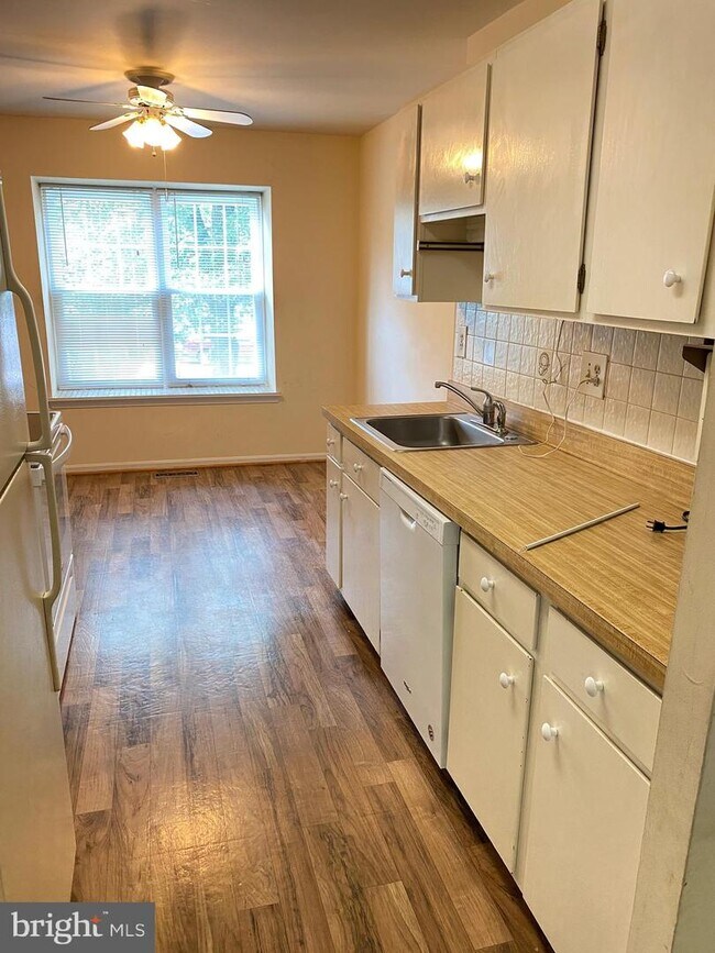 Building Photo - 8325 Stationhouse Ct