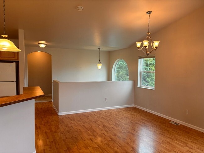 Building Photo - Wonderful East Anchorage 3 Bed Townhome!
