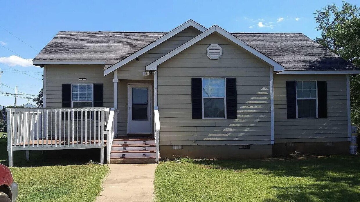 Primary Photo - 711 Dallas St