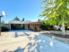 Building Photo - 15401 NE 3rd Pl