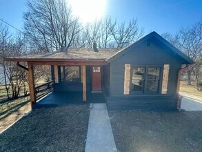 Building Photo - 502 E Harper St