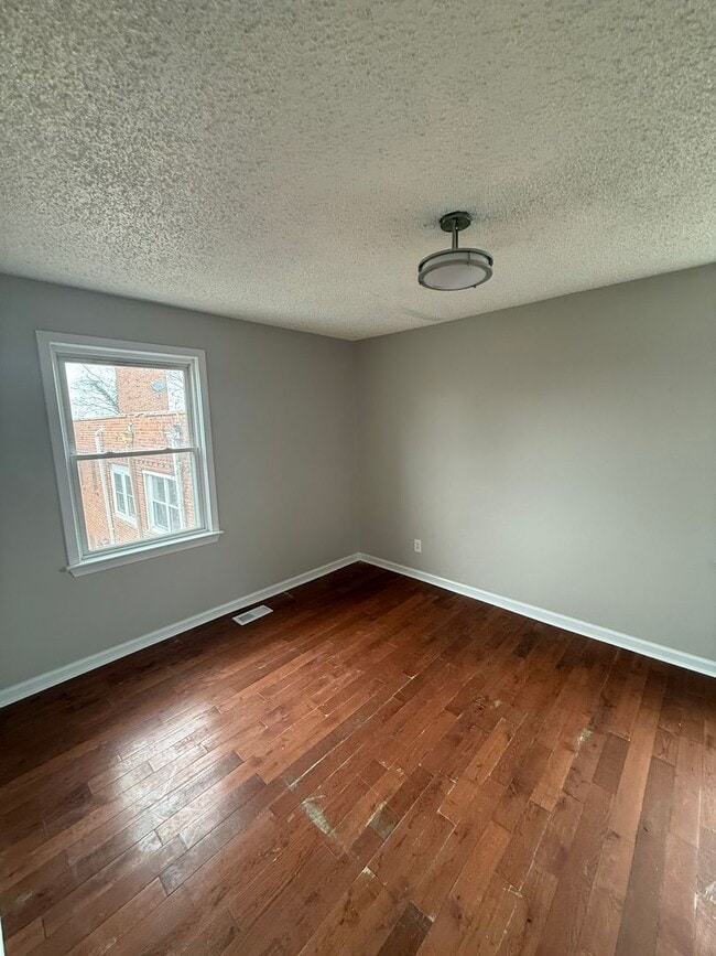 Foto del edificio - Beautiful 3 Bedroom 2 bath Townhome Conveniently Located and updated