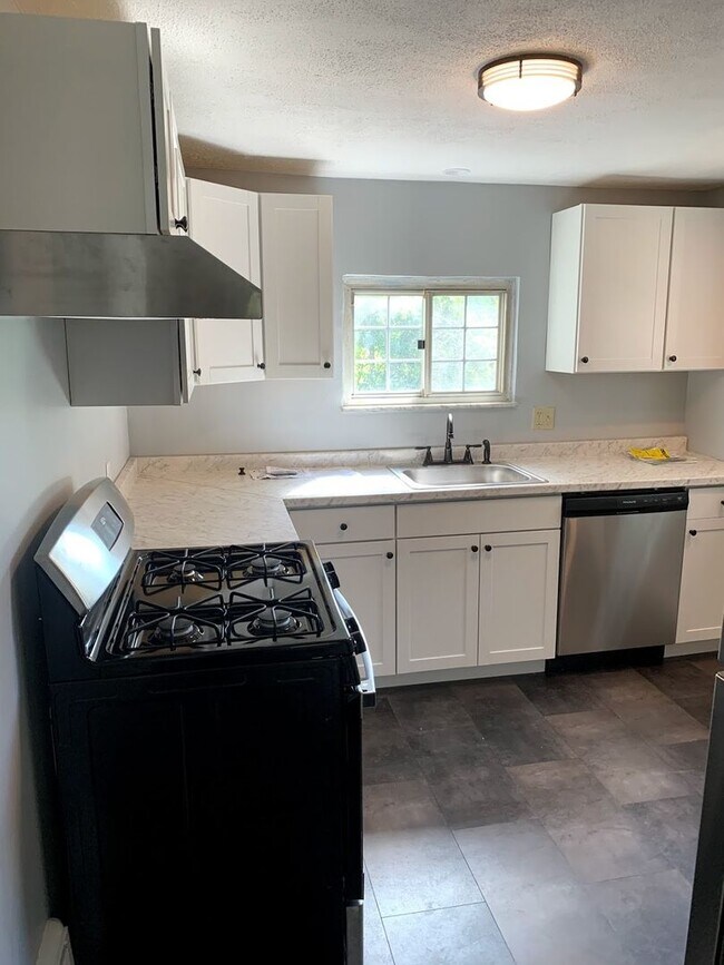 Foto del edificio - Cozy 2 Bed, 2 Bath Home in Brookline - Ava...