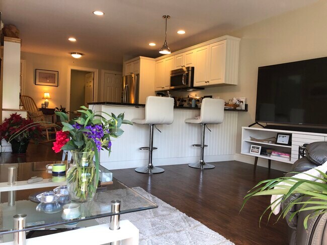 Photo of identical apartment in the building - 2 Davis Point Ln