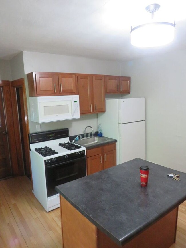 Building Photo - $1,000| 3Bd 1Ba|1143 E Madison St| Availab...