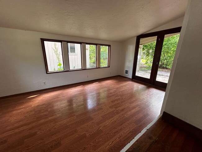 Building Photo - 3 Bedroom 2 Bath Single Family house with ...