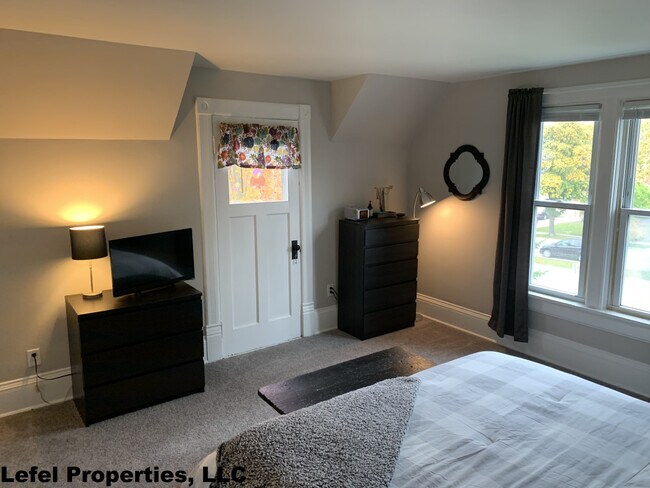 Building Photo - BEAUTIFUL 2 BED 1 BATH UPPER