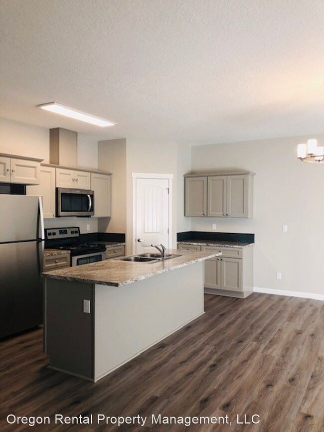 Building Photo - 3 br, 2 bath House - 446 SE Palomino St