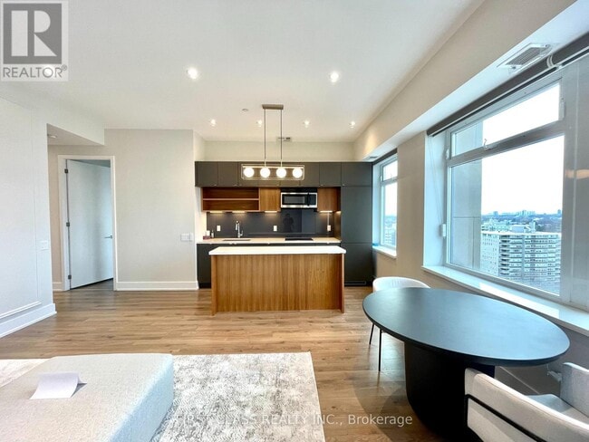 Photo du bâtiment - 111-1111 St Clair Ave W
