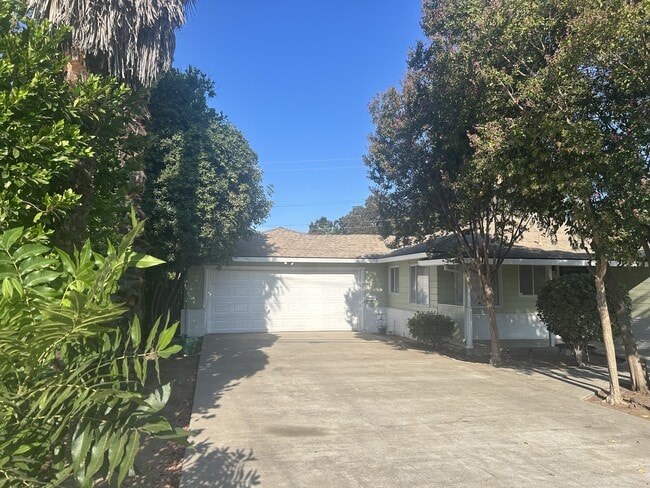 Building Photo - 137 Las Flores Ave