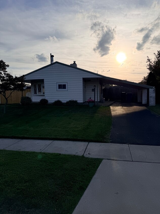 Primary Photo - 9 Daffodil Ln