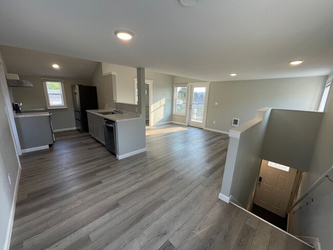 Building Photo - FULLY RENOVATED LESS THAN 2 YEARS - 2BED/1BATH WITH BONUS/OFFICE SPACE