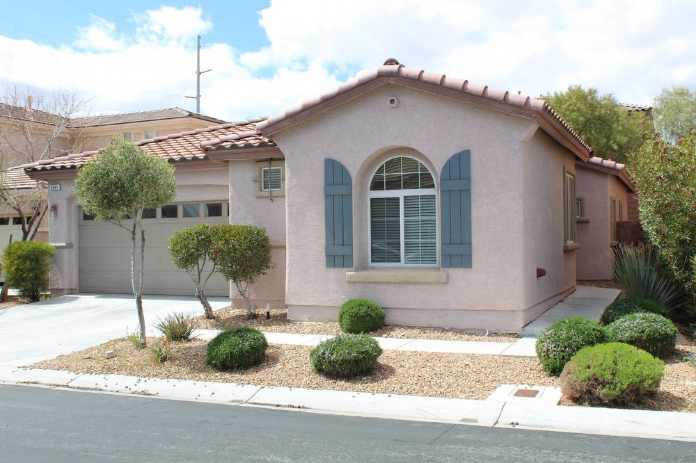 Primary Photo - Lovely Single Story Home in Mountains Edge