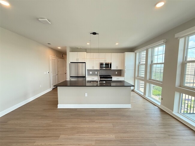 Building Photo - 716 Waugh Dr