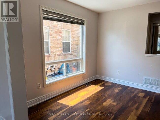 Building Photo - 1573 Evans Terrace