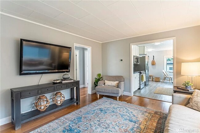 Building Photo - $1000 off 1 months rent/ lease start 1/1 Light-Filled Home with Modern Updates,Fenced Yard and More