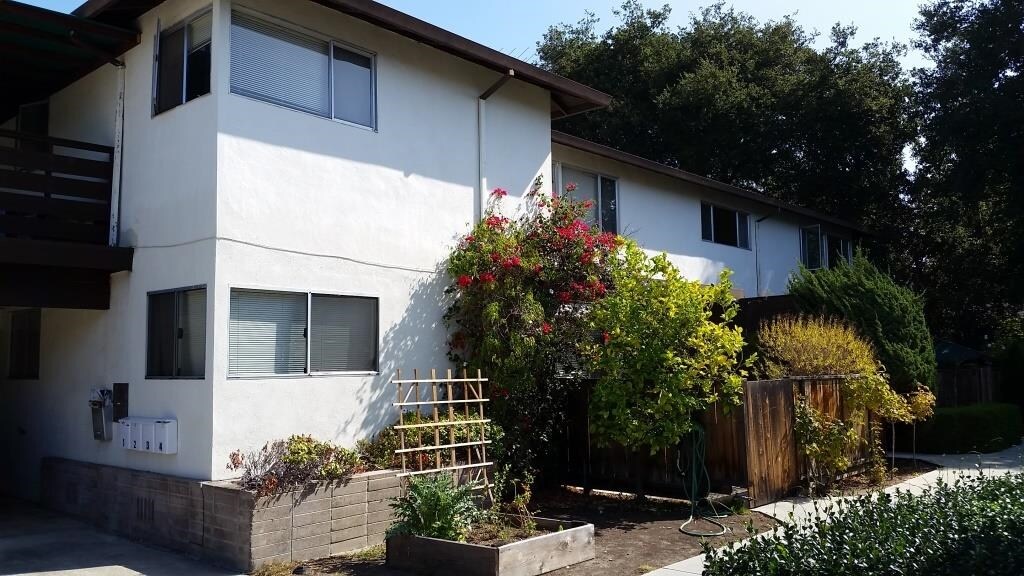 Building Photo - 735 Roble Ave