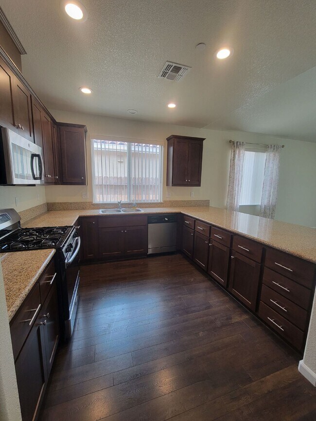 Foto del edificio - Four Bedroom North Merced Home Available