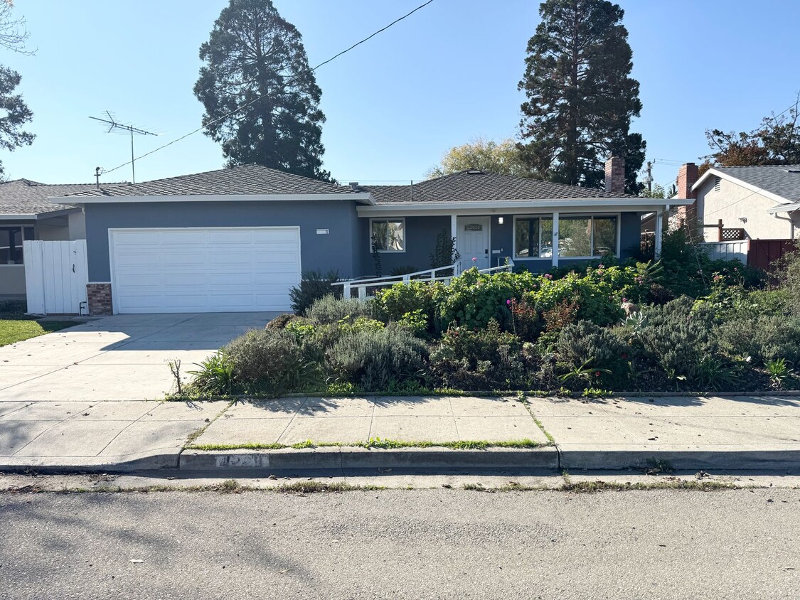 Foto principal - Great shape Jensen Tract Single Family Home in Livermore ADA Compliant