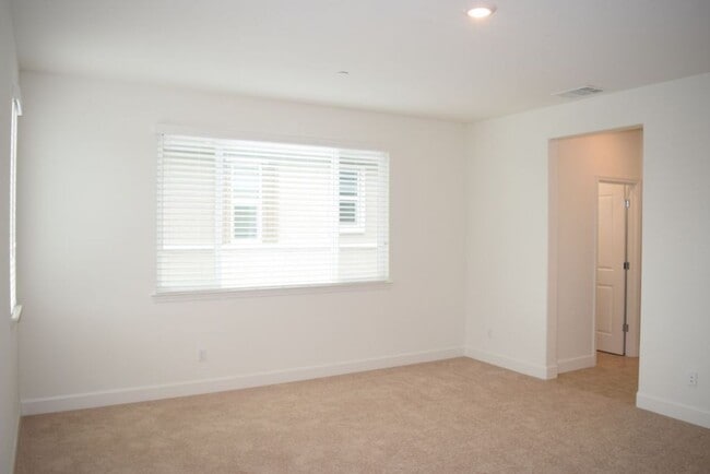 Building Photo - 921 Puma St