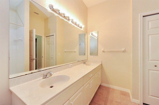 Building Photo - 3218 Crescent Oaks Blvd
