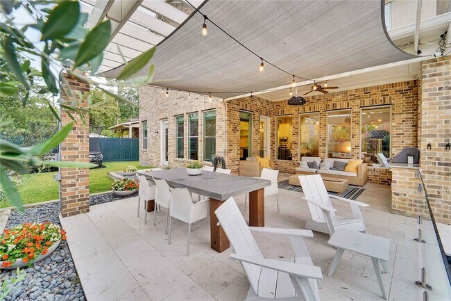 Building Photo - 13015 Pebblebrook Dr