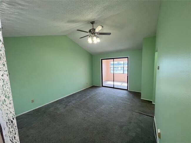 Foto del edificio - 7400 Spring Hill Dr