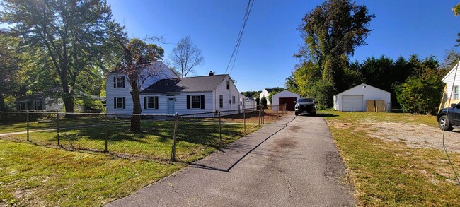 Building Photo - Revamped 4 bedroom on large lot off of Elk...