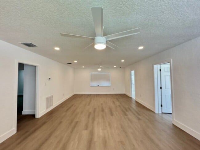 Building Photo - Completely Renovated 3 Bedroom Triplex wit...