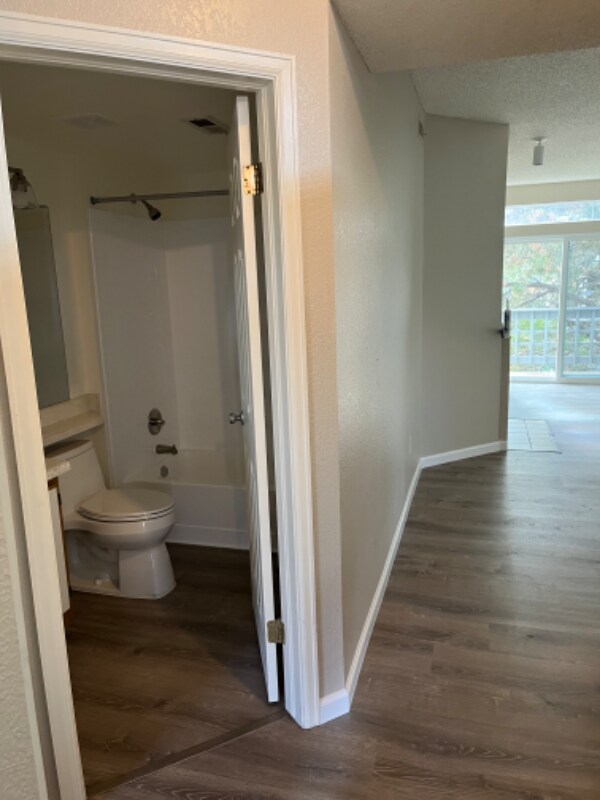 Foto del edificio - 7412 Singing Hills Dr