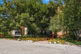 Building Photo - 6000 Oakwood Dr