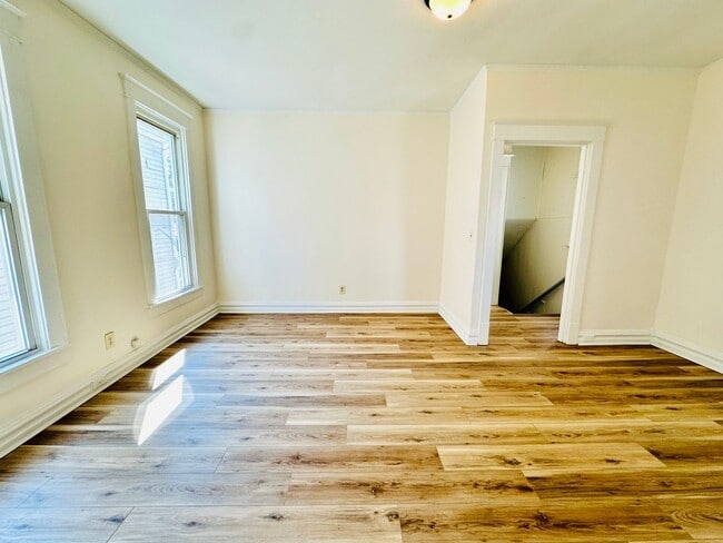 Building Photo - 621 E Burnett Ave