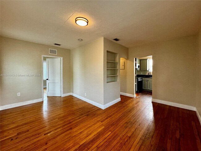Building Photo - 2614 SW 19th Ter