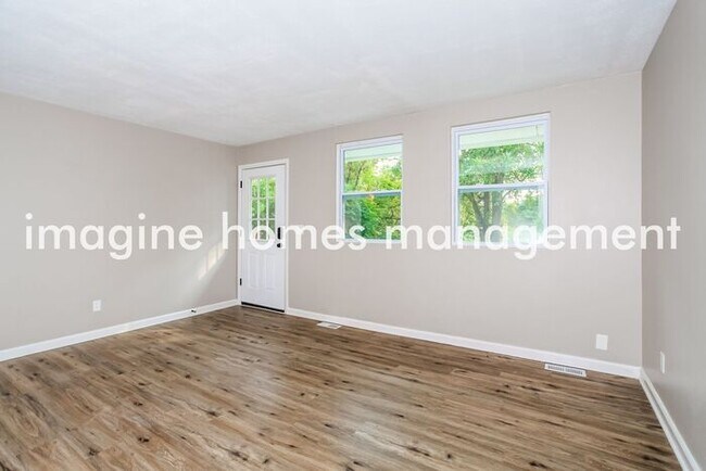 Building Photo - Pets Welcome! 3 Bedroom Ranch in Forest Park