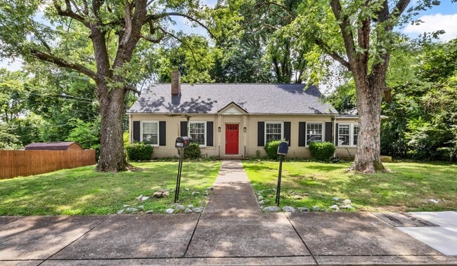 Building Photo - Charming Clarksville Home!