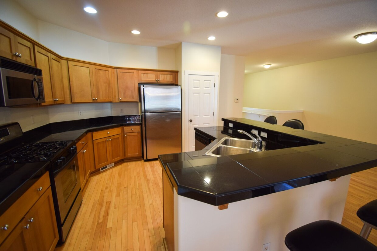 NEW LOWERED RENT!!! $1,000 Move-in Specia... - NEW LOWERED RENT!!!  $1,000 Move-in Specia...