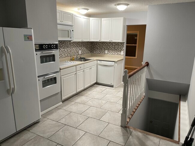 Building Photo - 1801 Springhill Dr