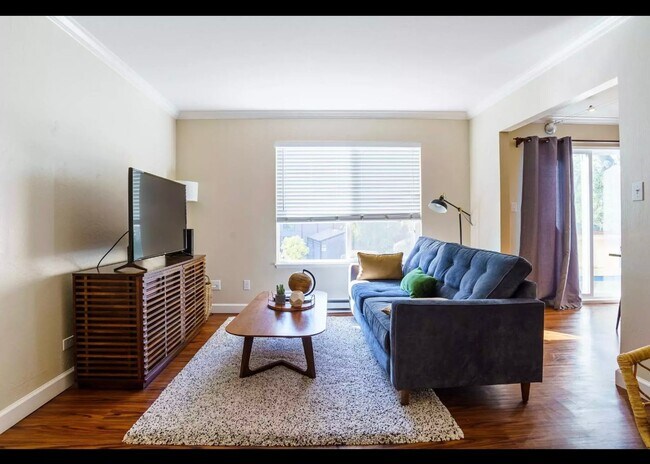 Building Photo - Beautiful 4BR 1.5B Townhouse in Mountain View