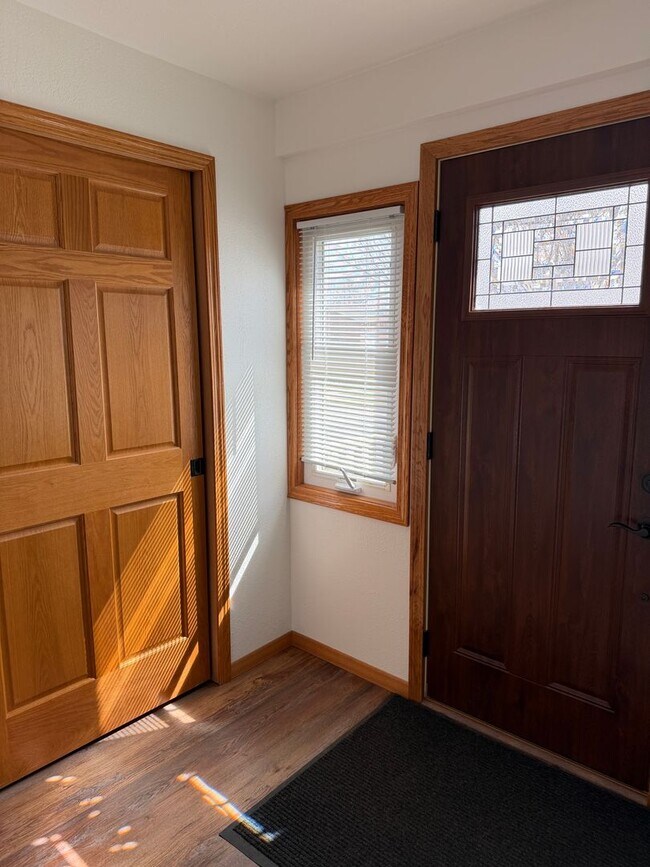 Building Photo - 3 Bed, 2 Bath Home with Garage