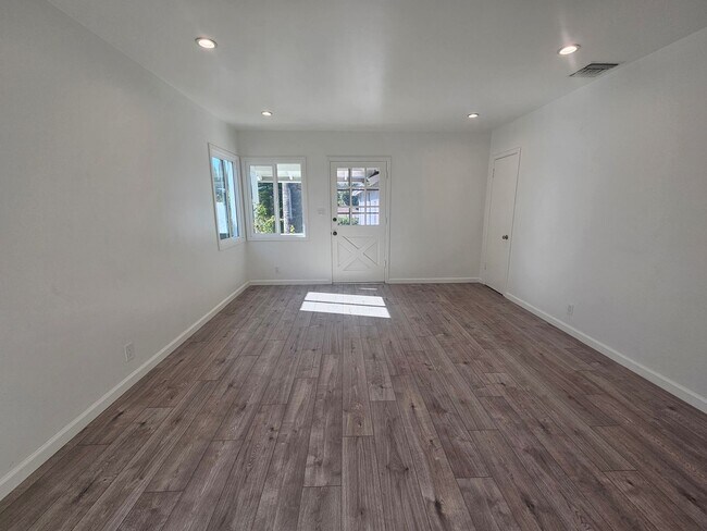 Foto del edificio - 3023-3025 Community Ave