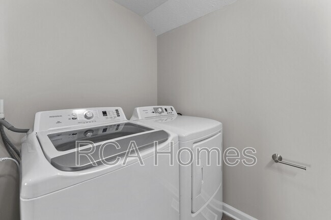 Building Photo - 2910 N Kenwood Ave