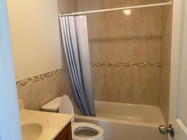 full bath - 31 Howe St