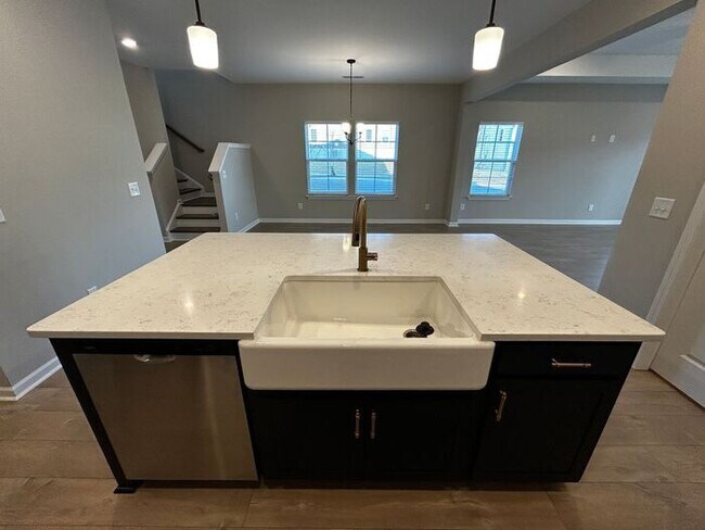 Building Photo - Stunning 4-Bedroom Home with Bright, Spaci...